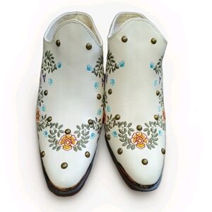 Comfort EST. 1946 Cream Pointed Toe Embroidered Western Mules Size 8M
